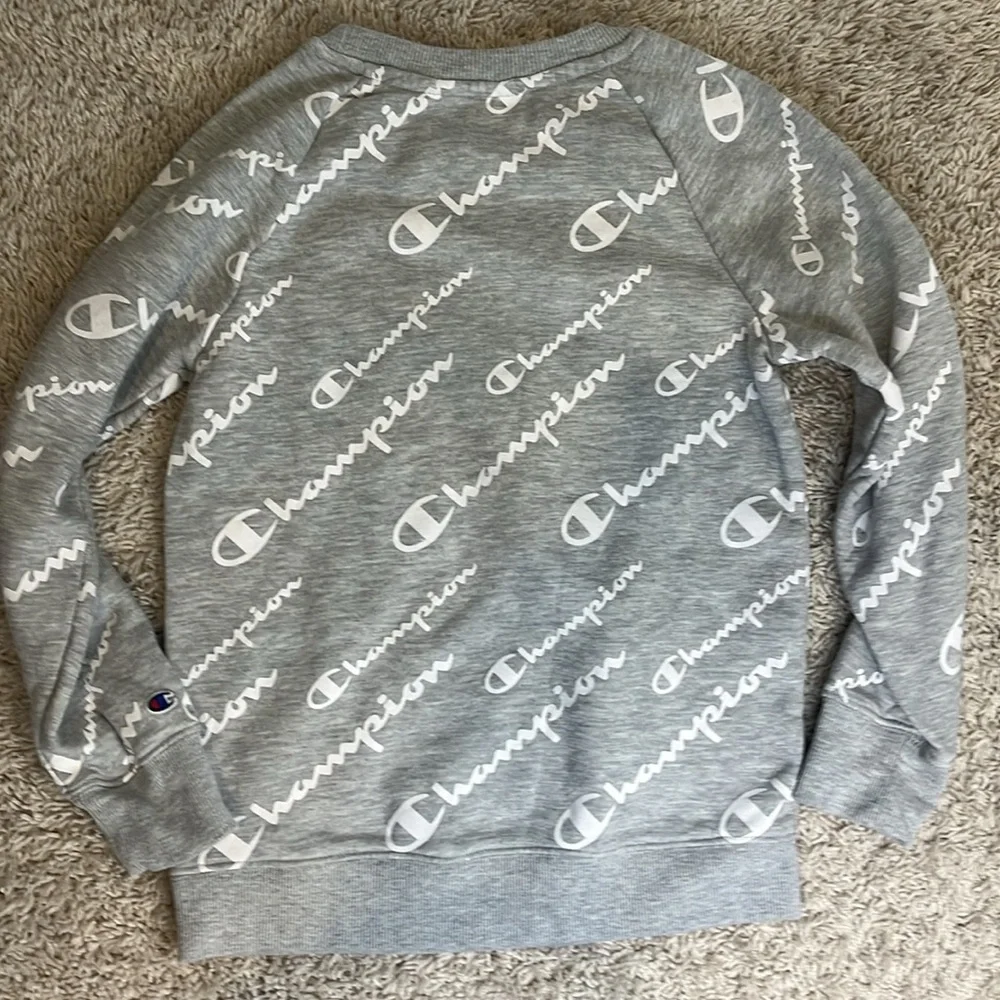 Champion Youth M grey sweatshirt w/champion log pattern. Great condition